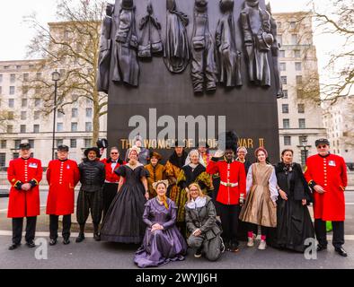 Londra, Regno Unito. 7 aprile 2024. I vincitori della medaglia, vestiti con costumi d'epoca diversi dalla storia inglese, aiutati da alcuni pensionati del Chelsea, quest'anno alla London Half Marathon .Paul Quezada Neiman/Alamy Live News Foto Stock