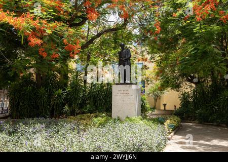 L'AVANA, CUBA - 27 AGOSTO 2023: Statua di Simon Bolivar sotto l'albero a l'Avana, Cuba Foto Stock