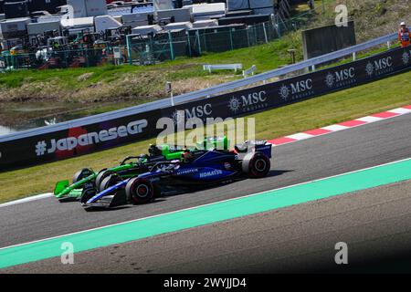 Suzuka, Giappone. 7 aprile 2024. Il pilota cinese kick Sauber Zhou Guanyu compete con il pilota statunitense Logan Sargeant durante il Gran Premio del Giappone di Formula 1 sul circuito di Suzuka, in Giappone, il 7 aprile 2024. Crediti: Zhang Xiaoyu/Xinhua/Alamy Live News Foto Stock