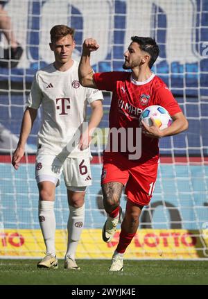 HEIDENHEIM, GERMANIA - 06 APRILE: Kevin Sessa dell'FC Heidenheim festeggia il gol 1:2 durante la partita di Bundesliga tra 1. FC Heidenheim 1846 e FC Bayern München alla Voith-Arena il 6 aprile 2024 a Heidenheim, Germania. © diebilderwelt / Alamy Stock © diebilderwelt / Alamy Stock Foto Stock