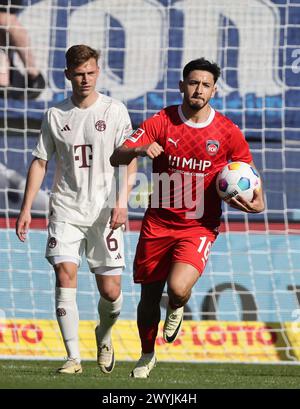 HEIDENHEIM, GERMANIA - 06 APRILE: Kevin Sessa dell'FC Heidenheim festeggia il gol 1:2 durante la partita di Bundesliga tra 1. FC Heidenheim 1846 e FC Bayern München alla Voith-Arena il 6 aprile 2024 a Heidenheim, Germania. © diebilderwelt / Alamy Stock © diebilderwelt / Alamy Stock Foto Stock