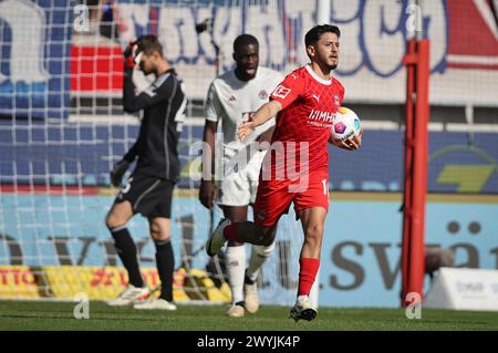 HEIDENHEIM, GERMANIA - 06 APRILE: Kevin Sessa dell'FC Heidenheim festeggia il gol 1:2 durante la partita di Bundesliga tra 1. FC Heidenheim 1846 e FC Bayern München alla Voith-Arena il 6 aprile 2024 a Heidenheim, Germania. © diebilderwelt / Alamy Stock © diebilderwelt / Alamy Stock Foto Stock