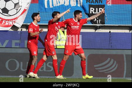 HEIDENHEIM, GERMANIA - 06 APRILE: Tim Kleindienst dell'FC Heidenheim festeggia con Denis Thomalla dell'FC Heidenheim e Kevin Sessa dell'FC Heidenheim mentre segna il gol durante la partita di Bundesliga tra 1. FC Heidenheim 1846 e FC Bayern München alla Voith-Arena il 6 aprile 2024 a Heidenheim, Germania. © diebilderwelt / Alamy Stock © diebilderwelt / Alamy Stock Foto Stock