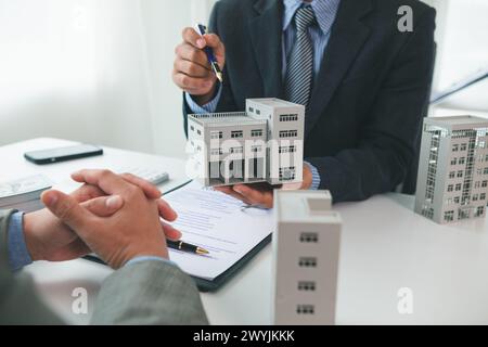 Gli investitori collaborano con broker immobiliari per acquistare immobili da affittare a coloro che sono interessati a affittarli. Commercio immobiliare e idea di investimento Foto Stock