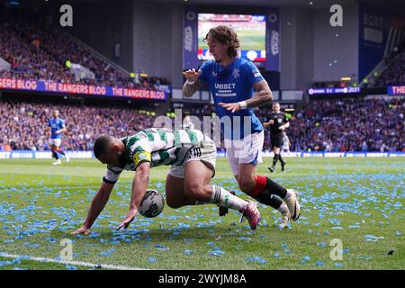 Cameron Carter-Vickers (a sinistra) del Celtic e Fabio Silva dei Rangers si battono per il pallone durante la partita di Cinch Premiership all'Ibrox Stadium di Glasgow. Data foto: Domenica 7 aprile 2024. Foto Stock