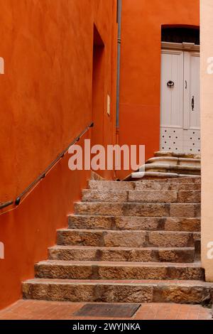 Stradina laterale e gradini nel centro di Grasse, Provence-Alpes-Côte dAzur, Francia Foto Stock