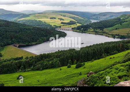Una vista dei bacini di Ladywell e Derwent da Derwent Edge nel distretto di picco, Derbyshire, Inghilterra. Fatto in un giorno di giugno nuvoloso e bagnato!! Foto Stock