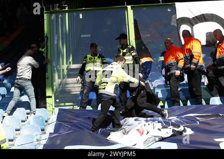 ARNHEM - la polizia interviene nelle tribune durante l'incontro olandese Eredivisie tra Vitesse e NEC Nijmegen a Gelredome il 7 aprile 2024 ad Arnhem, nei Paesi Bassi. ANP JEROEN PUTMANS credito: ANP/Alamy Live News Foto Stock