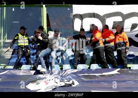 ARNHEM - la polizia interviene nelle tribune durante l'incontro olandese Eredivisie tra Vitesse e NEC Nijmegen a Gelredome il 7 aprile 2024 ad Arnhem, nei Paesi Bassi. ANP JEROEN PUTMANS credito: ANP/Alamy Live News Foto Stock