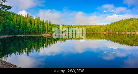 Norvegia, Buskerud, Noresund, riserva naturale di Knipetjennasen, lago Sundesetertjern Foto Stock