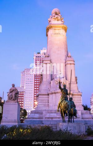 Spagna, Madrid, Plaza de Espana (Europa Square), Don Chisciotte statua costruita dallo scultore Lorenzo Coullaut Valera nel 1930 Foto Stock