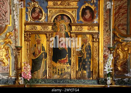 Francia, Alpes Maritimes, Roya Valley (entroterra di Nizza), ai piedi del Parco Nazionale del Mercantour, il borgo medievale di la Brigue, la chiesa collegiata di Saint Martin, l'altare di Notre Dame des Neiges (Madonna delle nevi), trittico di Sebastien Fuseri de Fossano dal 1507 Foto Stock