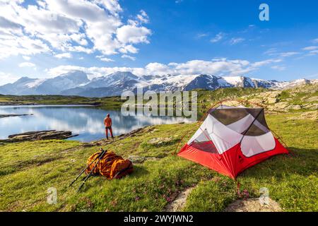 Francia, Hautes-Alpes, la grave, Emparis plateau, bivacco al margine del Lac Noir (2435 m), sullo sfondo le creste della parete nord del Meije (3983 m) del Râteau (3809 m) e del ghiacciaio del Girose nel Parco Nazionale degli Ecrins Foto Stock