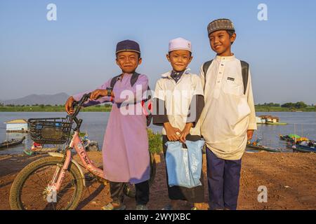 Cambogia, Kampong Chhnang, villaggio di Chong Koh sulle rive del fiume Tonle SAP, bambini della comunità musulmana Cham Foto Stock
