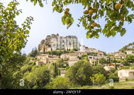 Francia, Vaucluse (84), Pays des Dentelles de Montmirail, villaggio di la Roque Alric Foto Stock