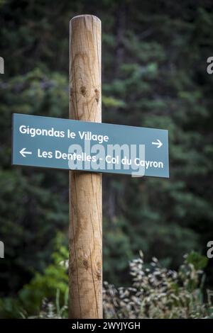 Francia, Vaucluse, cartello orientativo sul sentiero escursionistico dal villaggio di Gigondas alla Dentelles de Montmirail Foto Stock