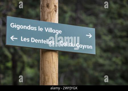 Francia, Vaucluse, cartello orientativo sul sentiero escursionistico dal villaggio di Gigondas alla Dentelles de Montmirail Foto Stock