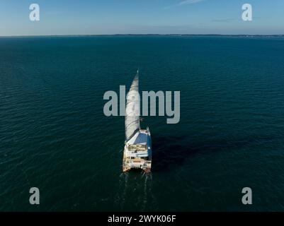 Francia, Gironde, Bassin d'Arcachon, catamarano le Côte d'Argent, da UBA, escursioni in mare (vista aerea) Foto Stock