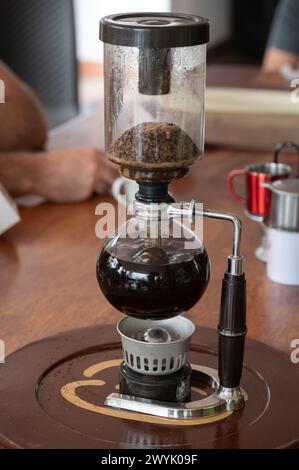 Colombia, distretto di Quindio, ereira,Dosquebradas, Risaralda , Finca Don Manolo, degustazione di caffè, macchina per il caffè Foto Stock