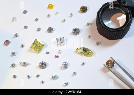 Belgio, Fiandre, Anversa, Vestingstraat, quartiere dei diamanti, mercante di diamanti MAC Precious Stones, diversi tipi di diamanti tagliati Foto Stock