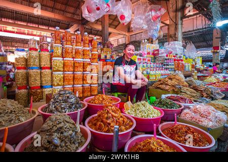 Cambogia, provincia di Kampot, Kampot, mercato di Samaki o mercato centrale Foto Stock