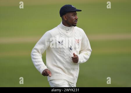 Canterbury, Inghilterra. 7 aprile 2024. Tawanda Muyeye di Kent durante il terzo giorno della partita della Vitality County Championship Division One tra il Kent County Cricket Club e il Somerset County Cricket Club allo Spitfire Ground, St Lawrence. Kyle Andrews/Alamy Live News. Foto Stock