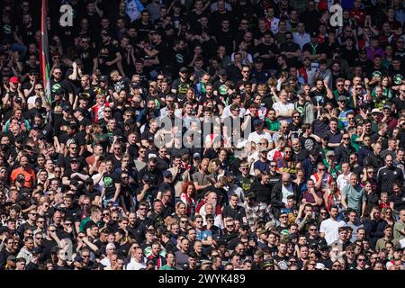 Rotterdam, Paesi Bassi. 7 aprile 2024. ROTTERDAM, PAESI BASSI - 7 APRILE: Tifosi del Feyenoord durante la partita olandese Eredivisie tra il Feyenoord e l'Ajax allo Stadion Feijenoord il 7 aprile 2024 a Rotterdam, Paesi Bassi. (Foto di Joris Verwijst/Orange Pictures) credito: Orange Pics BV/Alamy Live News Foto Stock