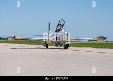 Gregory Colyer onora gli spettatori di una T-33 Shooting Star, durante la prova di prova del Great Texas Airshow che si tiene il 5 aprile 2024 Foto Stock