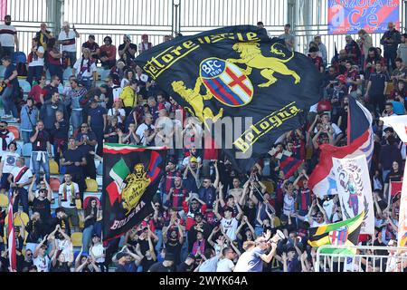 Frosinone, Italia. 7 aprile 2024. I tifosi bolognesi si tifosi in occasione della partita di serie A tra il Frosinone calcio e il Bologna FC allo stadio Benito stirpe di Frosinone (Italia), 7 aprile 2024. Crediti: Insidefoto di andrea staccioli/Alamy Live News Foto Stock