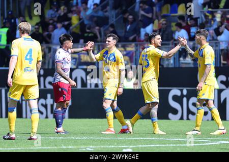 Frosinone, Italia. 7 aprile 2024. I giocatori del Frosinone festeggiano al termine della partita di serie A tra il Frosinone calcio e il Bologna FC allo stadio Benito stirpe di Frosinone (Italia), 7 aprile 2024. Crediti: Insidefoto di andrea staccioli/Alamy Live News Foto Stock