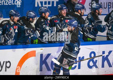 Straubing, Germania. 7 aprile 2024. Hockey su ghiaccio: DEL, Straubing Tigers - Eisbären Berlin, round del campionato, semifinale, giorno 4, Eisstadion am Pulverturm. Cole Fonstad degli Straubing Tigers festeggia dopo il suo gol nel 1-0 contro il Berlino. Crediti: Armin Weigel/dpa/Alamy Live News Foto Stock