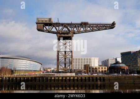 Glasgow Scozia: 13 febbraio 2024: Finnieston Crane in una mattinata d'oro soleggiata. Rive del fiume Clyde Foto Stock
