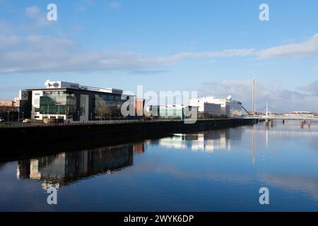 Glasgow Scozia: 13 febbraio 2024: Edificio dello studio di Glasgow STV in giornata di sole. Rive del fiume Clyde. Foto Stock