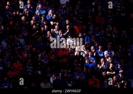 Tifosi dei Rangers in tribuna durante la partita di Premiership all'Ibrox Stadium di Glasgow. Data foto: Domenica 7 aprile 2024. Foto Stock