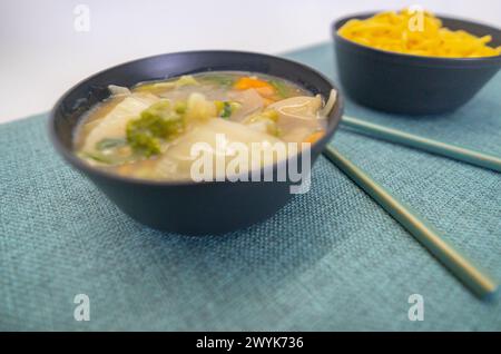 Yakisoba nel cestino da pranzo e nel piatto con Chique Hashi Foto Stock