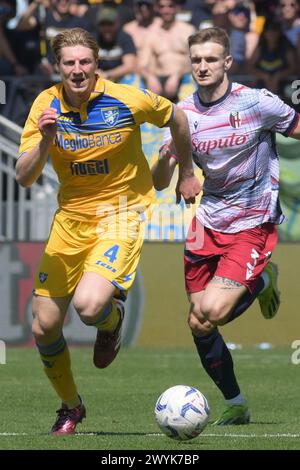 Frosinone, Italia, 07 aprile 2024 Marco Brescianini del Frosinone calcio gareggia per il pallone con Stefan Posch del Bologna FC durante la partita di serie A tra Frosinone calcio e Bologna FC crediti: Agostino Gemito/Alamy Live News Foto Stock