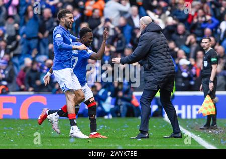 Glasgow, Regno Unito. 7 aprile 2024. Rabbi Matondo dei Rangers (centro) celebra il suo pareggio del tempo di infortunio con Connor Goldson e Philippe Clement Manager dei Rangers durante la partita di Premiership scozzese all'Ibrox Stadium di Glasgow. Il credito per immagini dovrebbe essere: Neil Hanna/Sportimage Credit: Sportimage Ltd/Alamy Live News Foto Stock