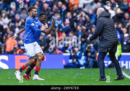 Glasgow, Regno Unito. 7 aprile 2024. Rabbi Matondo dei Rangers (centro) celebra il suo pareggio del tempo di infortunio con Connor Goldson e Philippe Clement Manager dei Rangers durante la partita di Premiership scozzese all'Ibrox Stadium di Glasgow. Il credito per immagini dovrebbe essere: Neil Hanna/Sportimage Credit: Sportimage Ltd/Alamy Live News Foto Stock