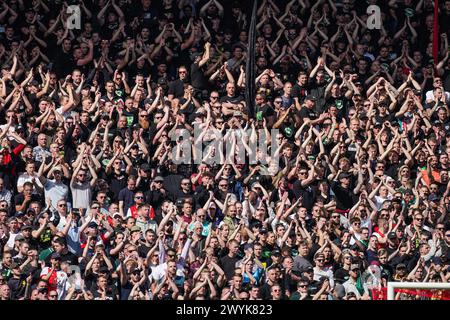 Rotterdam, Paesi Bassi. 7 aprile 2024. ROTTERDAM, PAESI BASSI - 7 APRILE: Tifosi del Feyenoord durante la partita olandese Eredivisie tra il Feyenoord e l'Ajax allo Stadion Feijenoord il 7 aprile 2024 a Rotterdam, Paesi Bassi. (Foto di Joris Verwijst/Orange Pictures) credito: Orange Pics BV/Alamy Live News Foto Stock