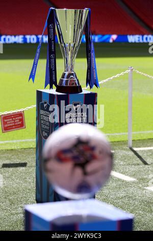 Londra, Regno Unito. 7 aprile 2024. Una vista generale del trofeo Bristol Street Motors e del pallone durante la finale del trofeo EFL tra Peterborough United e Wycombe Wanderers al Wembley Stadium, Londra, Inghilterra, il 7 aprile 2024. Foto di Carlton Myrie. Solo per uso editoriale, licenza richiesta per uso commerciale. Non utilizzare in scommesse, giochi o pubblicazioni di singoli club/campionato/giocatori. Crediti: UK Sports Pics Ltd/Alamy Live News Foto Stock