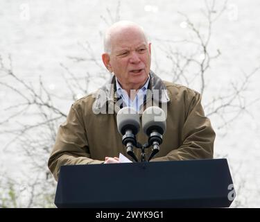 Dundalk, Stati Uniti d'America. 5 aprile 2024. Il senatore degli Stati Uniti Ben Cardin, D-MD, fa delle osservazioni durante una visita al sito del disastro di Francis Scott Key Bridge con il presidente degli Stati Uniti Joe Biden a Sollers Point, 5 aprile 2024, a Dundalk, Maryland. Crediti: Joe Andrucyk/MDGovpics/Alamy Live News Foto Stock