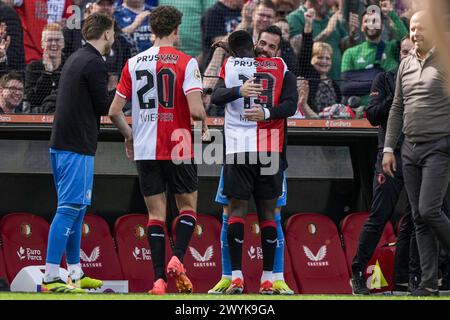 Rotterdam, Paesi Bassi. 7 aprile 2024. Rotterdam - Yankuba Minteh del Feyenoord, il portiere del Feyenoord Kostas Lamprou festeggia il 4-0 durante la partita Eredivisie tra Feyenoord e Ajax allo Stadion Feijenoord De Kuip il 7 aprile 2024 a Rotterdam, Paesi Bassi. Credito: Foto Box to Box/Alamy Live News Foto Stock