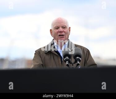 Dundalk, Stati Uniti d'America. 5 aprile 2024. Il senatore degli Stati Uniti Ben Cardin, D-MD, fa delle osservazioni durante una visita al sito del disastro di Francis Scott Key Bridge con il presidente degli Stati Uniti Joe Biden a Sollers Point, 5 aprile 2024, a Dundalk, Maryland. Crediti: Joe Andrucyk/MDGovpics/Alamy Live News Foto Stock