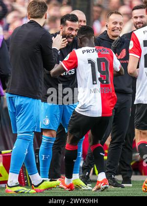 Rotterdam, Paesi Bassi. 7 aprile 2024. Rotterdam - il portiere del Feyenoord Kostas Lamprou, Yankuba Minteh del Feyenoord festeggiano il 4-0 durante la partita Eredivisie tra Feyenoord e Ajax allo Stadion Feijenoord De Kuip il 7 aprile 2024 a Rotterdam, Paesi Bassi. Credito: Foto Box to Box/Alamy Live News Foto Stock