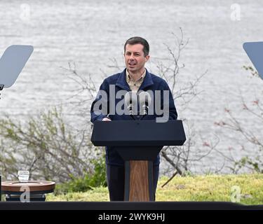 Dundalk, Stati Uniti d'America. 5 aprile 2024. Pete Buttigieg, segretario dei trasporti degli Stati Uniti, espone le sue osservazioni durante una visita al sito del disastro di Francis Scott Key Bridge con il presidente degli Stati Uniti Joe Biden a Sollers Point, 5 aprile 2024, a Dundalk, Maryland. Crediti: Joe Andrucyk/MDGovpics/Alamy Live News Foto Stock