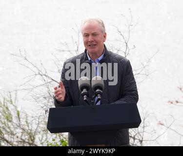 Dundalk, Stati Uniti d'America. 5 aprile 2024. Il senatore statunitense Chris Van Hollen, D-MD, fa alcune osservazioni durante una visita al sito del disastro di Francis Scott Key Bridge con il presidente degli Stati Uniti Joe Biden a Sollers Point, 5 aprile 2024, a Dundalk, Maryland. Crediti: Joe Andrucyk/MDGovpics/Alamy Live News Foto Stock