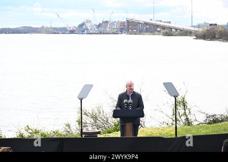 Dundalk, Stati Uniti d'America. 5 aprile 2024. Il senatore statunitense Chris Van Hollen, D-MD, fa alcune osservazioni durante una visita al sito del disastro di Francis Scott Key Bridge con il presidente degli Stati Uniti Joe Biden a Sollers Point, 5 aprile 2024, a Dundalk, Maryland. Crediti: Joe Andrucyk/MDGovpics/Alamy Live News Foto Stock