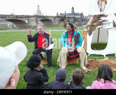 15.05.2012, Deutschland, Sachsen, Dresda, Augustusbrücke, Neustädter Elbseite, Elbwiesen, der Schauspieler und Schirmherr der Karl-May-Festspiele Radebeul Peter Sodann Roter Pullover und Murray Small Legs, Blackfoot-Indianer aus Kanada hellblaue Jacke, Lesen Kindergartenkindern zur Einstimmung auf die Karl-May-Festtage in Radebeul Geschichten vor ******* 15, 2012, Germania Augustusbrücke Neustädter Elbseite, Elbwiesen, l'attore e patrono del Karl May Festival Radebeul Peter Sodann maglione rosso e Murray zampe piccole, Blackfoot indiano dal Canada giacca azzurra , leggi tutto Foto Stock