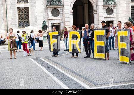 Monaco, Germania. 7 aprile 2024. Corona Bavaria. Vigil per il fondatore di Wikileaks Julian Assange e Peace il 7 aprile 2024 a Monaco, Germania. I partecipanti sono stati principalmente acitivisti del Monaco Steht Auf - Monaco di Baviera si alza. (Foto di Alexander Pohl/Sipa USA) credito: SIPA USA/Alamy Live News Foto Stock