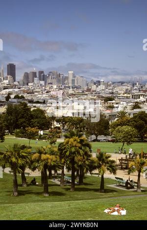 San Francisco, California - paesaggio urbano dal Mission Delores Park. Transamerica e Bank of America Building sulla sinistra, San Francisco-Oakland Bay Bridge Foto Stock